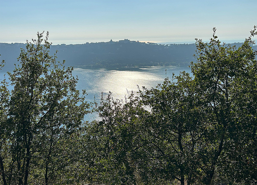 Il lago di Albano visto dalla Via dei Laghi