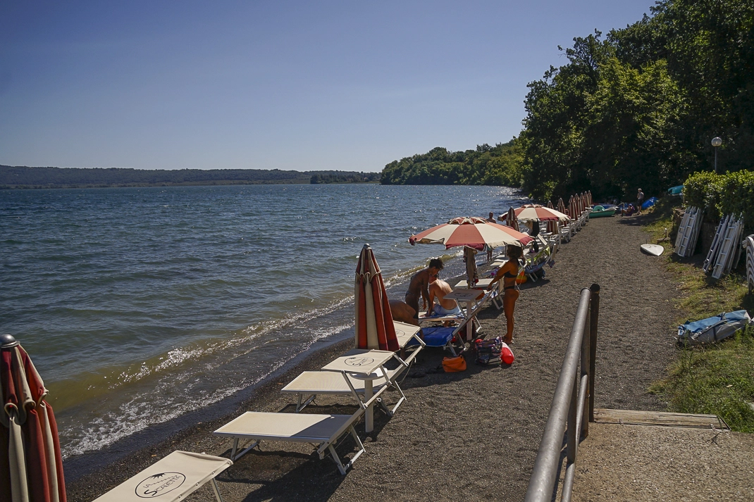 Lungolago con persone che prendono il sole