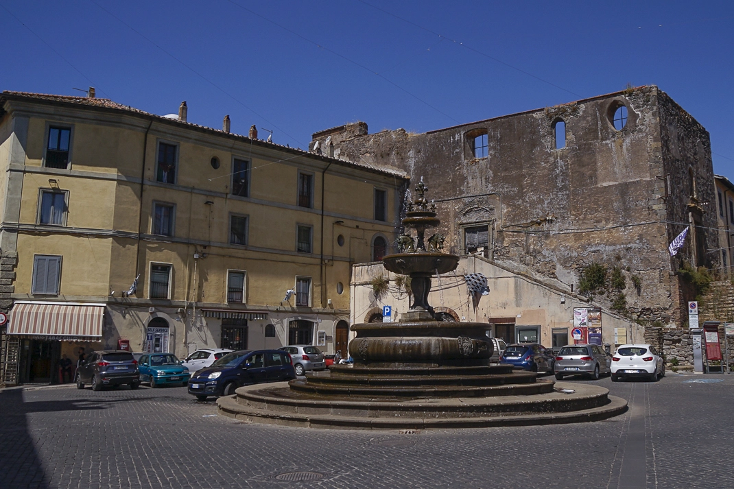 Piazza con fontana nel centro