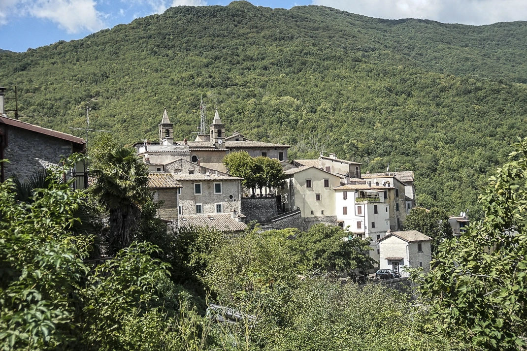 veduta di un paese italiano tra le montagne