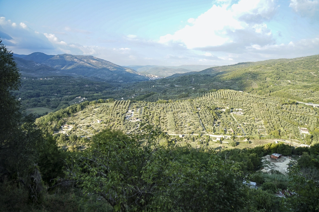 paesaggio campestre veduta da una città