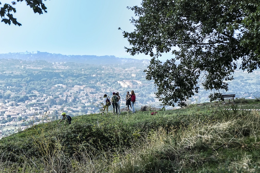 Collina con panorama e un gruppo do persone